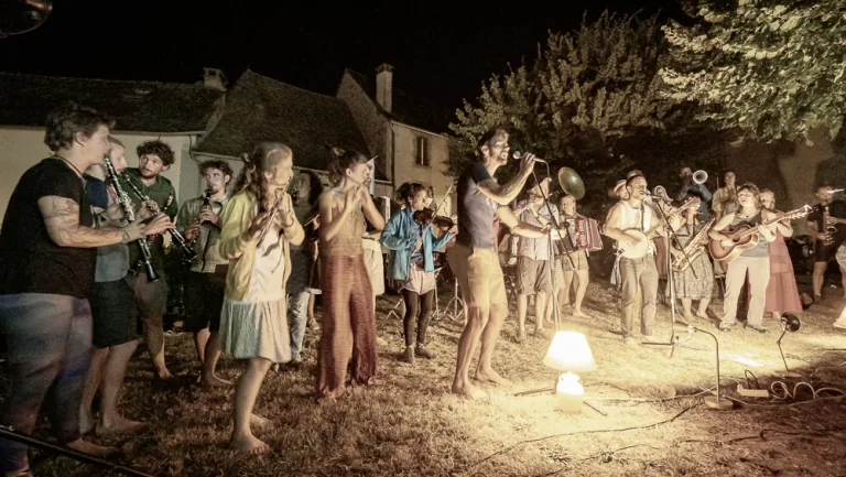 Photographie d'un concert en plein air à la nuit tombée